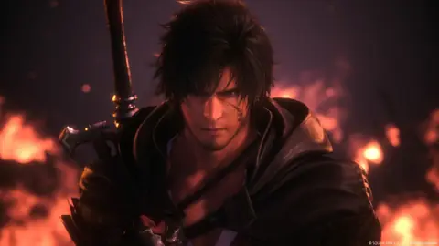 FINAL FANTASY XVI – Screenshot, der Clive Rosfield zeigt, wie er vor einem brennenden Hintergrund direkt in die Kamera blickt