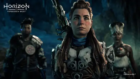 Screenshot von Horizon Forbidden West, der Aloy, Varl und Zo zeigt.