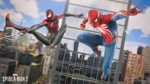 Peter Parker und Miles Morales springen von Gebäuden und schwingen sich an Netzen durch die Luft.